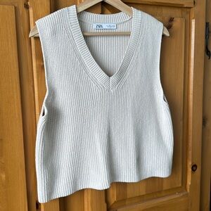 Zara « Gilet »
54% Cotton, 37% viscose, 9% polyamide